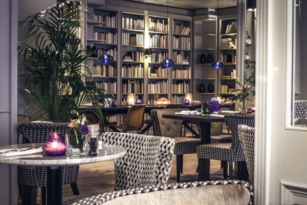 Intieme dinersetting met, gedekte tafel in een sfeervolle bibliotheekomgeving - Jazz and Wine Concert Events